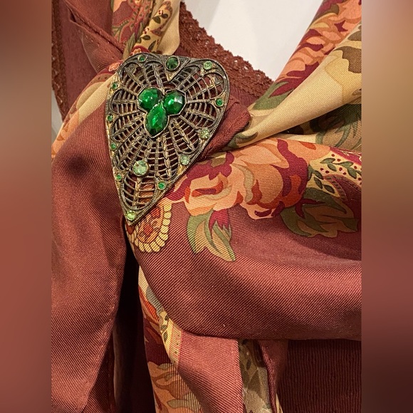 Vintage brass and green stones triangle brooch - Picture 10 of 12